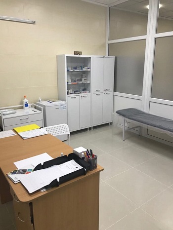 Кабинет со столом, в котором есть койка для примема пациента